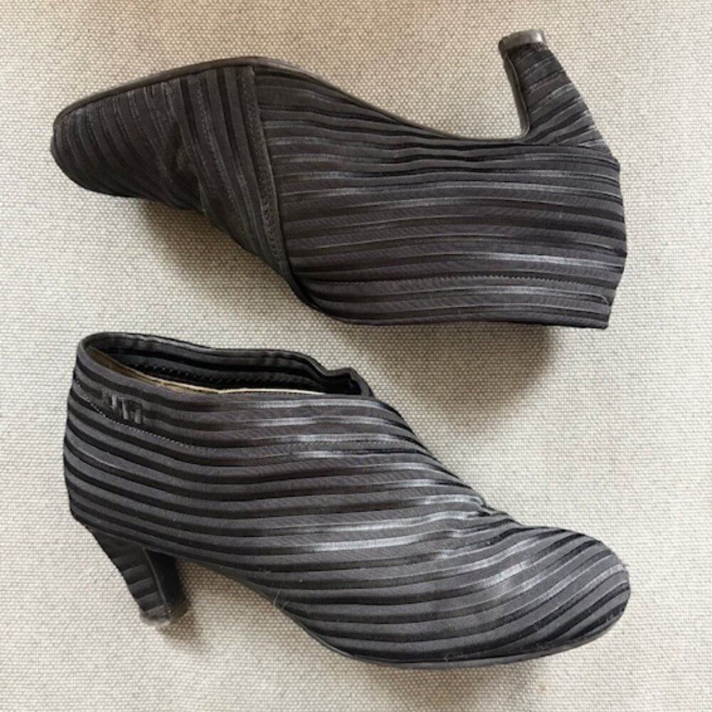 United Nude black